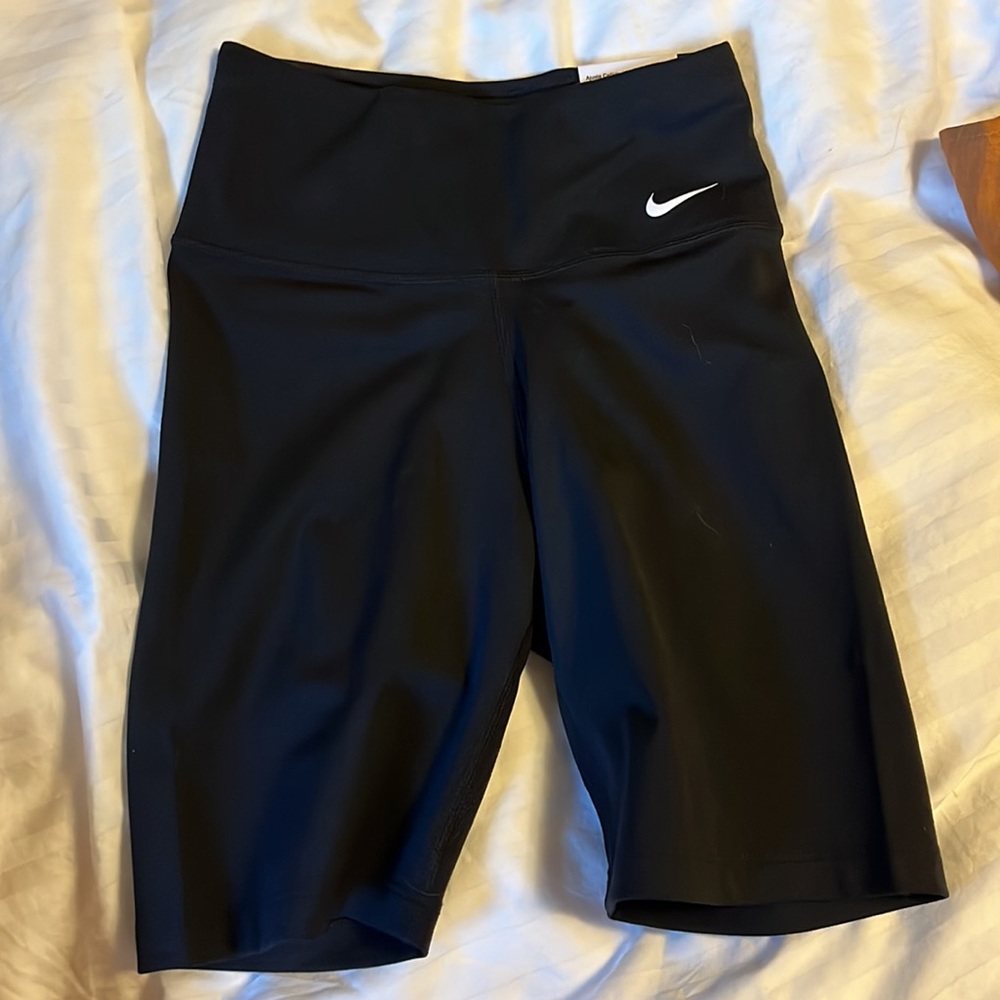 NIKE Women's Mid-Rise 7" Bike Shorts NWT